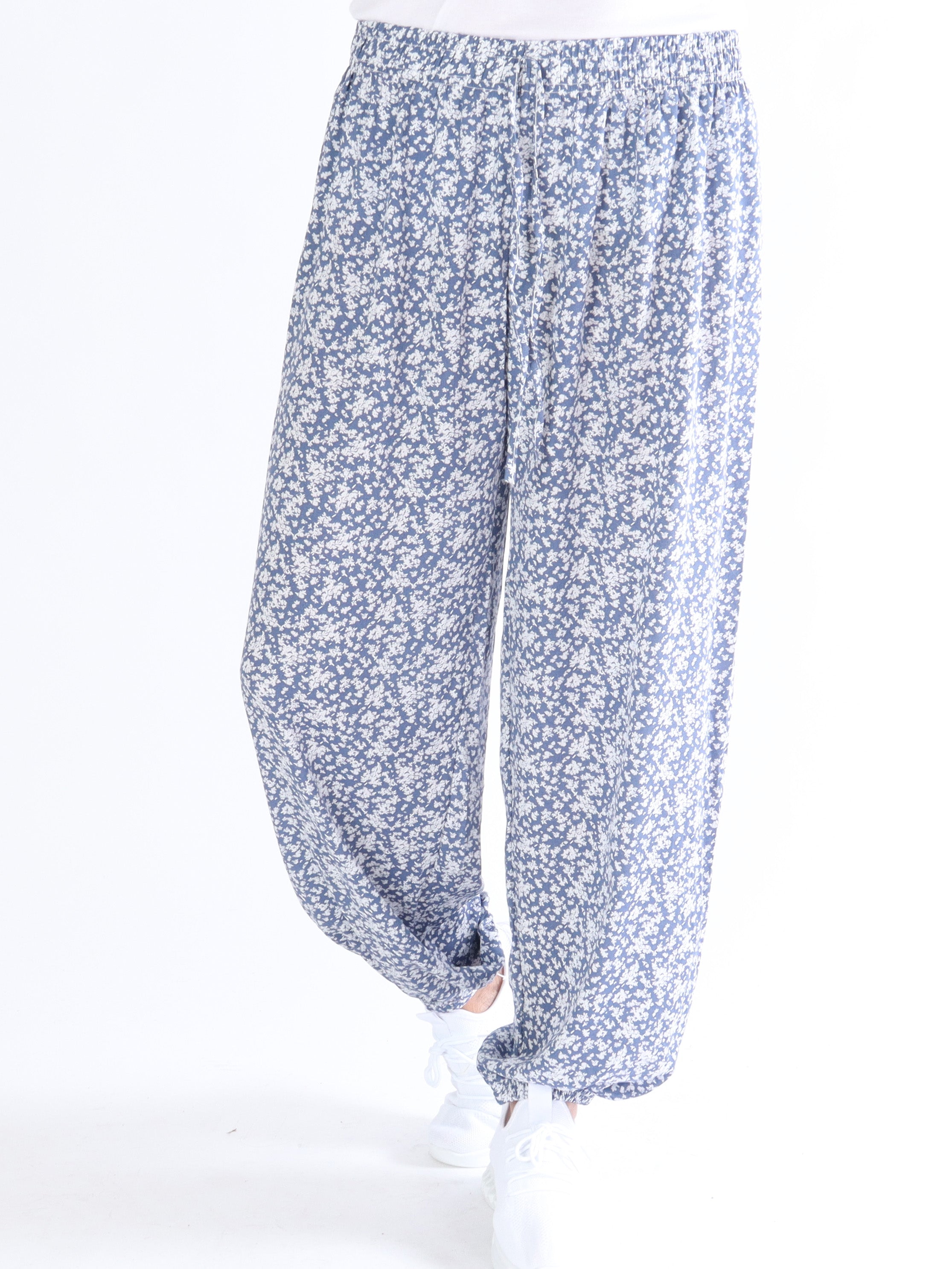 Roselin - Långa byxor med vitt blommönster